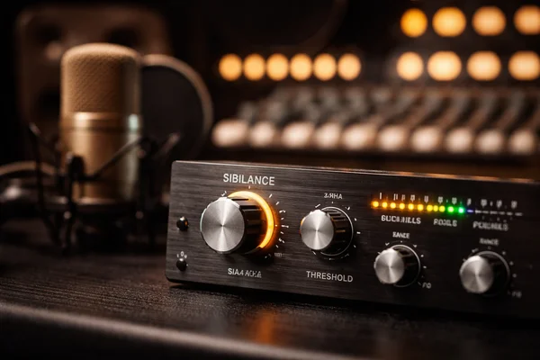 Un de-esser usándose para mezclar voces