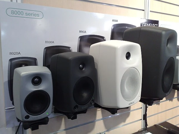 Varios modelos de monitores Genelec 8000 series por Hens Zimmerman (CC BY 2.0)